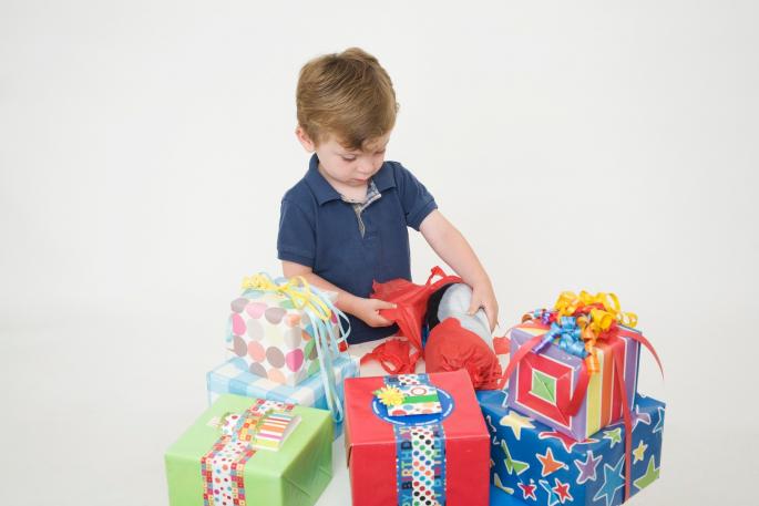 dečak otvara poklone