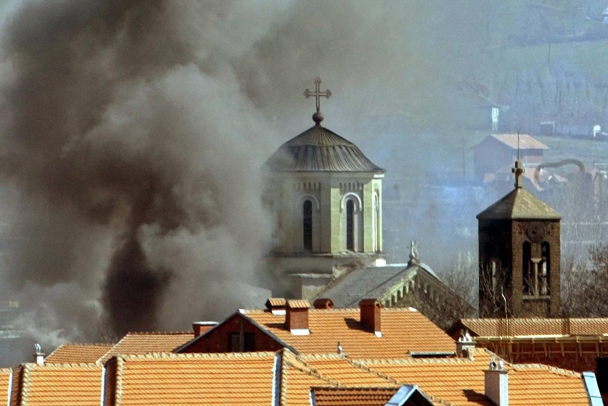 Paljenje srpske crkve u južnom delu Kosovske Mitrovice