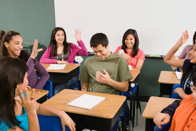učenici se smeju u učionici