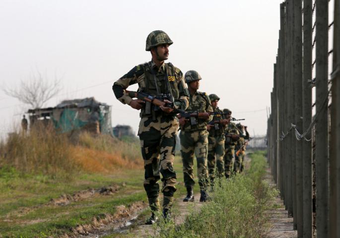 Vojska Indije patrolira na granici sa Pakistanom, REUTERS/Mukesh Gupta