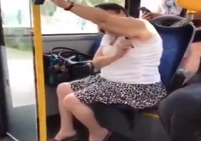 Žena u autobusu