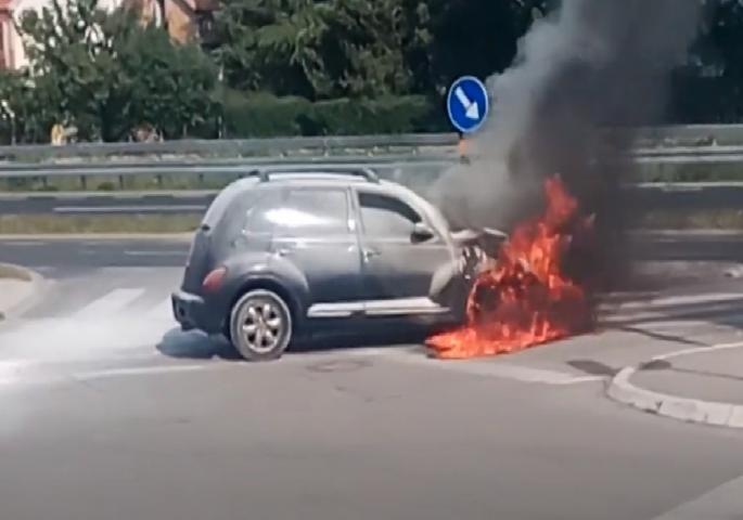 Zapaljen automobil u Pančevu po sred bela dana.