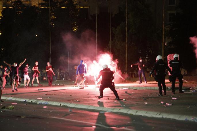KRVNIČKI NAPADALI POLICIJU I NOVINARE: U neredima u Beogradu privedeno više od 70 huligana