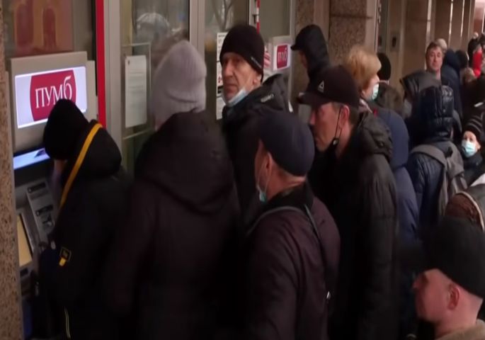 Rusi na bankomatu
