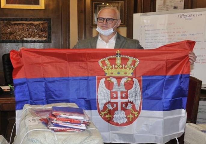 VELIKO INTERESOVANJE ZA ZASTAVE: Vesić građanima podelio srpske trobojke  (VIDEO) | Najnovije vesti - Srbija danas