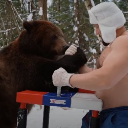 Rusi obaraju ruke sa medvedom